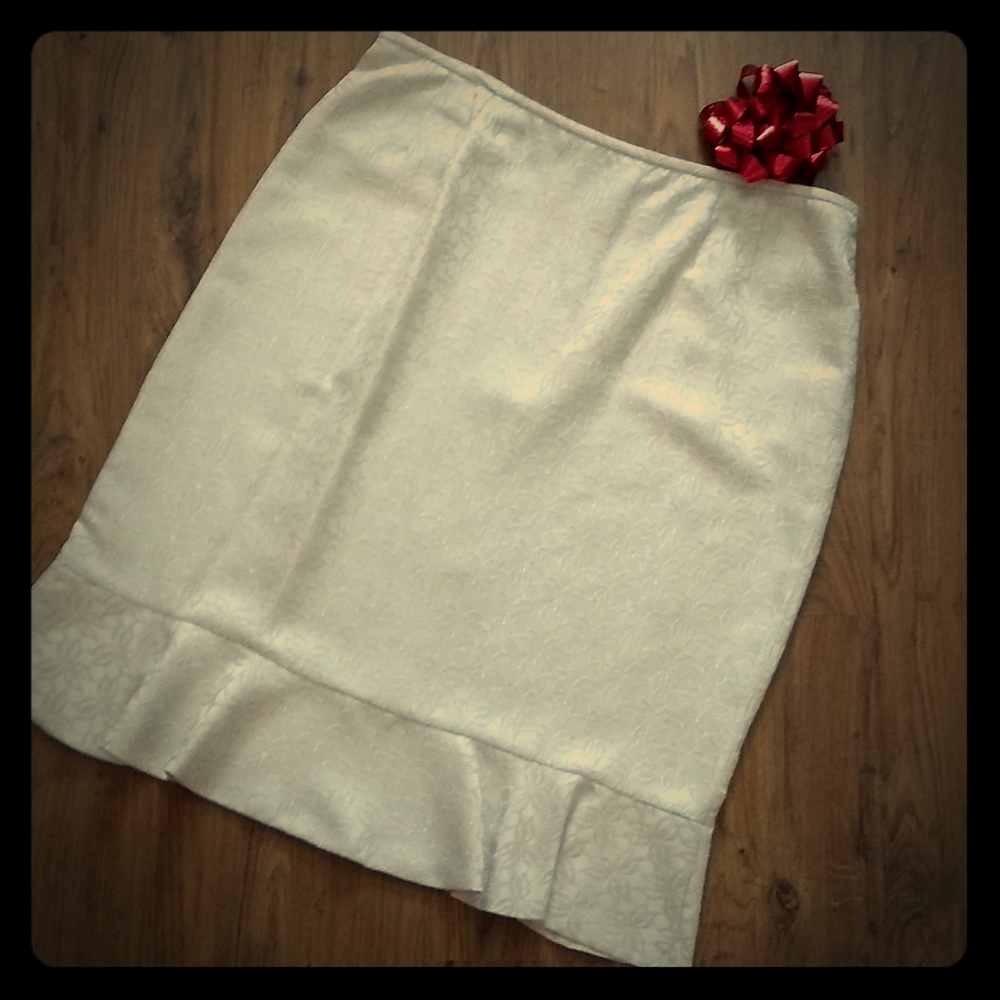 Stunning creamy white pencil skirt